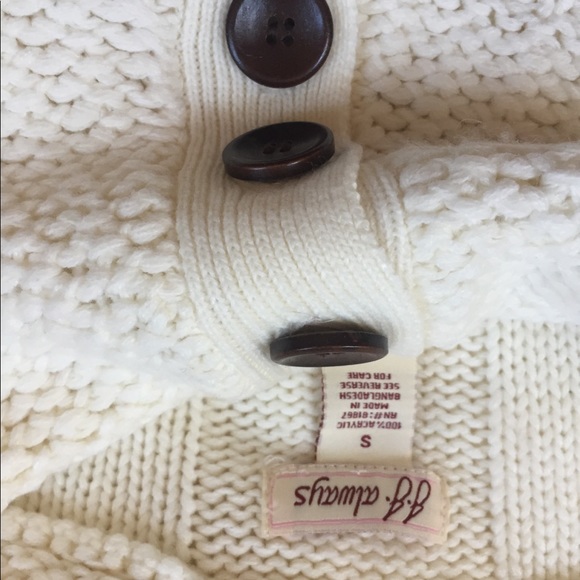 NWOT heavy knot beige sweater with buttons - Picture 1 of 2